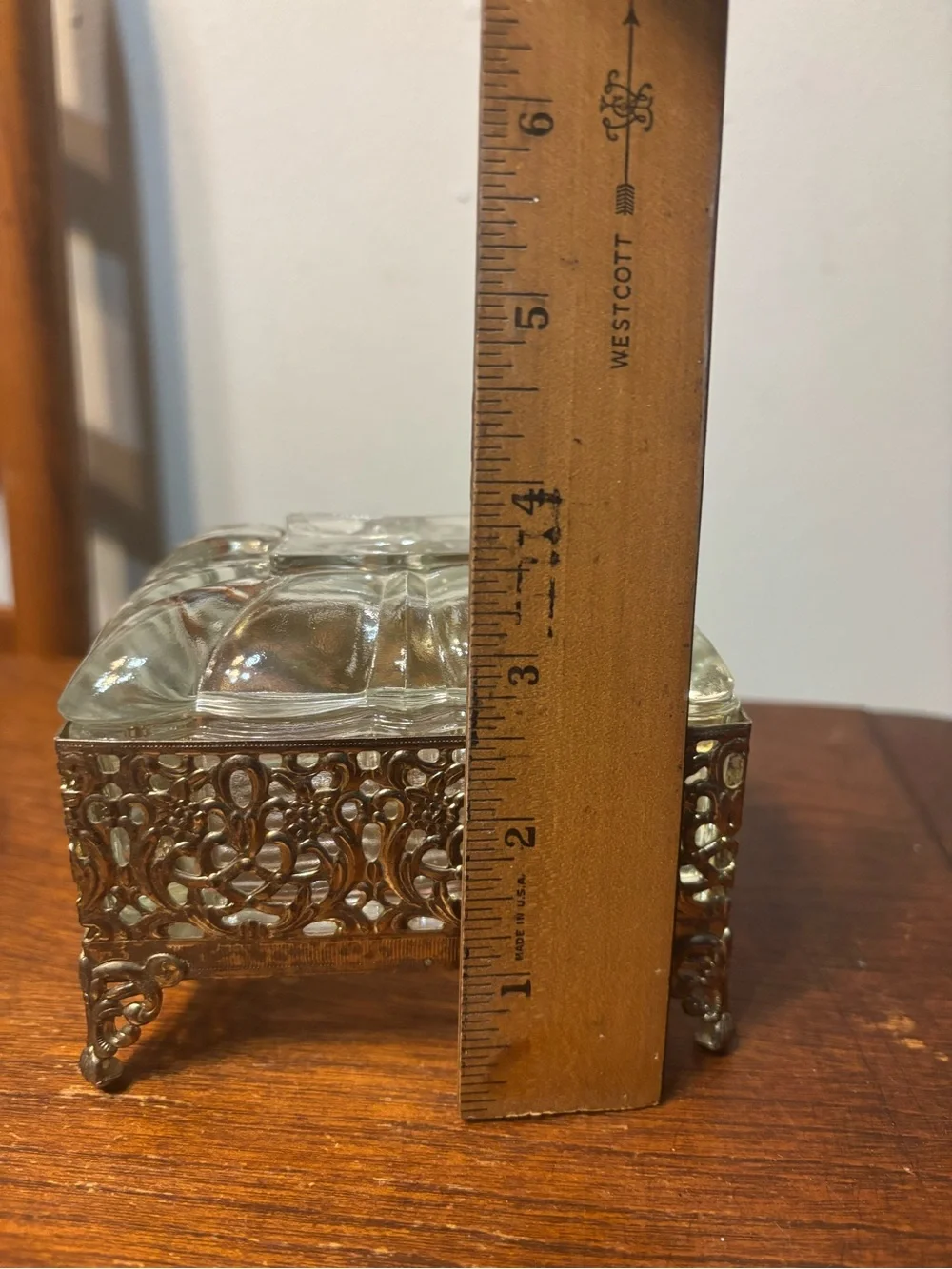 VINTAGE HOLLYWOOD REGENCY GLASS & GOLD FILIGREE FOOTED JEWELRY/TRINKET BOX